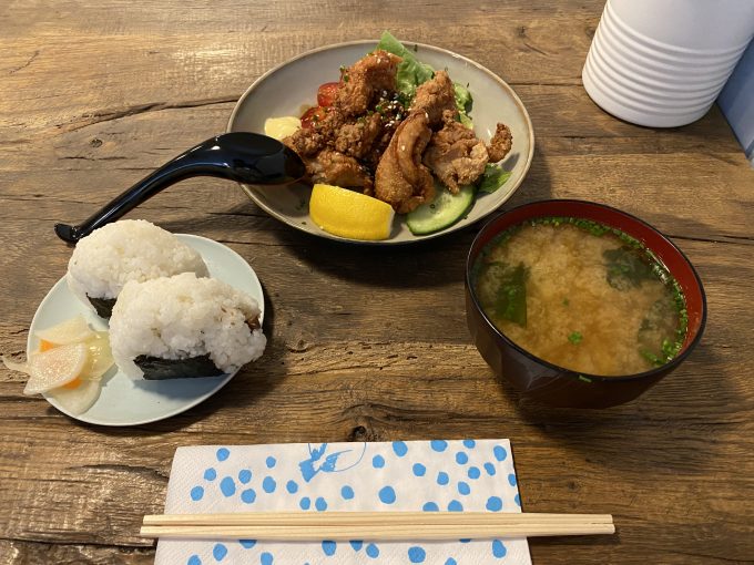 トナカイおにぎり、唐揚げ、味噌汁