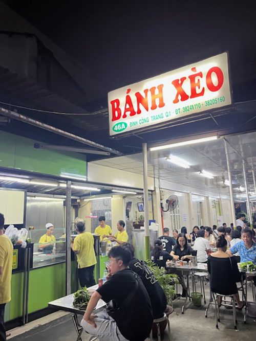 地元の人気店「 BANH XEO（バインセオ）」