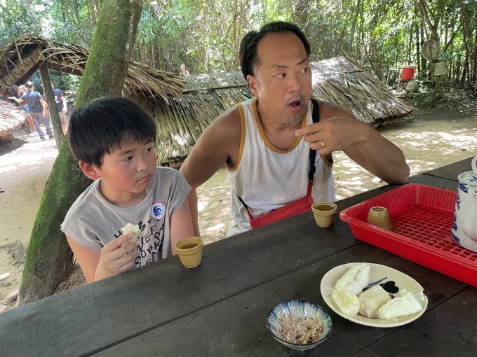 当初の人たちが食べていたという、サツマイモを試食。射撃場の音が鳴り響いています