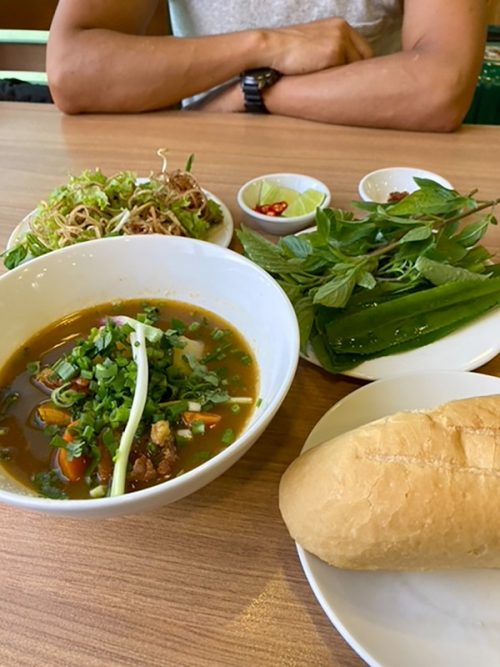 朝食はフォー専門店へ