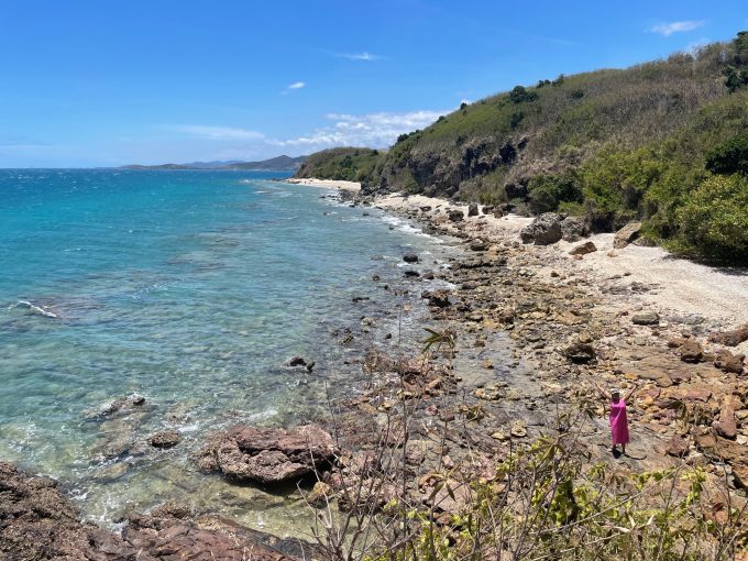 Kuendu beach 丘を越えた先の海