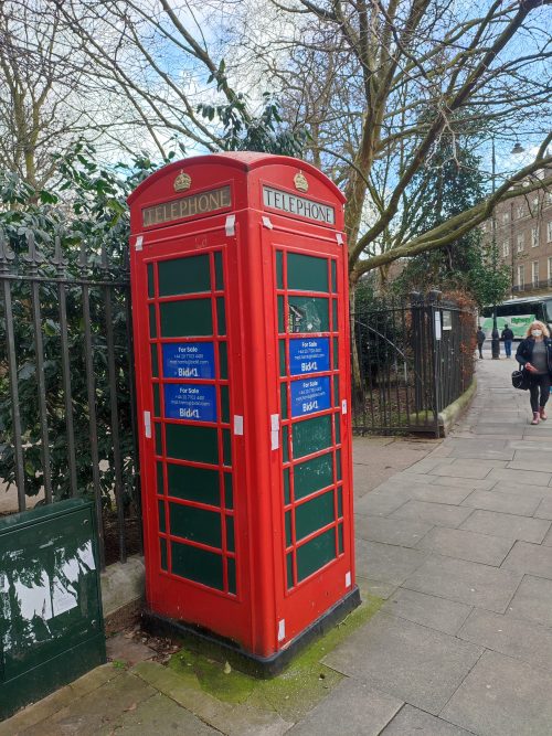 ロンドン市街に残る電話ボックス