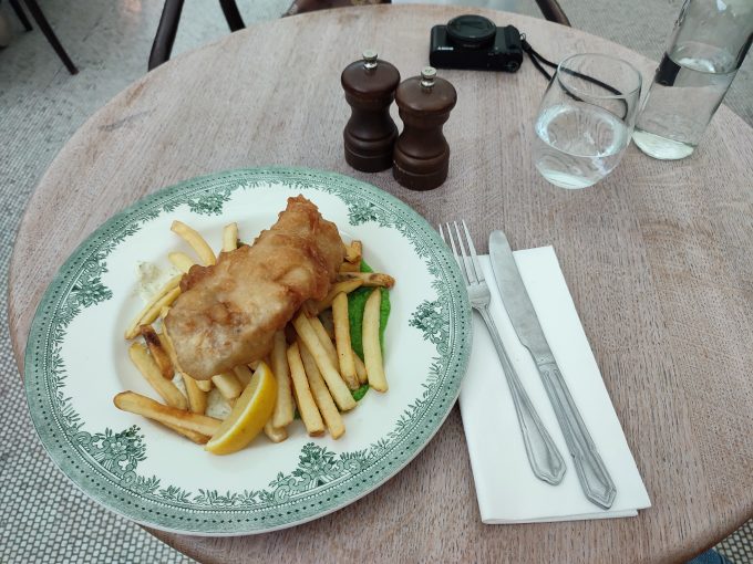 大英博物館のカフェで食べたフィッシュアンドチップス