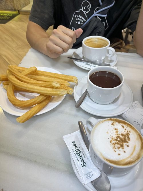 ホットチョコレートとチュロス