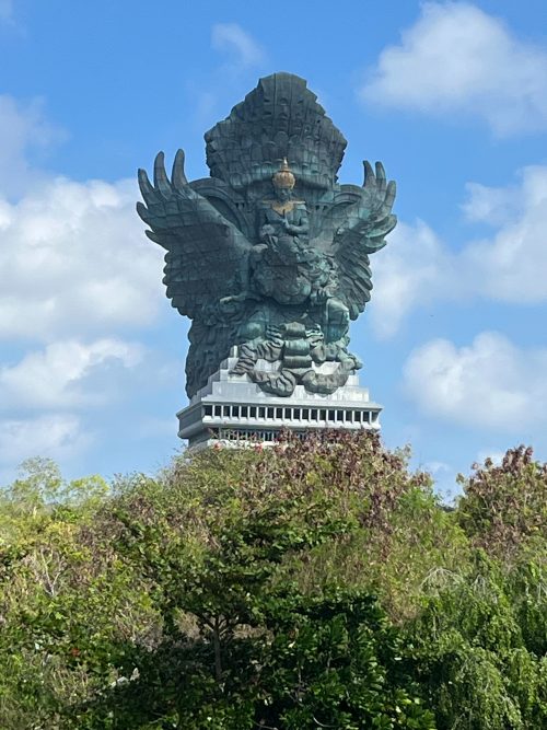 カルチュラルパークの象徴ヴィシュヌ神像