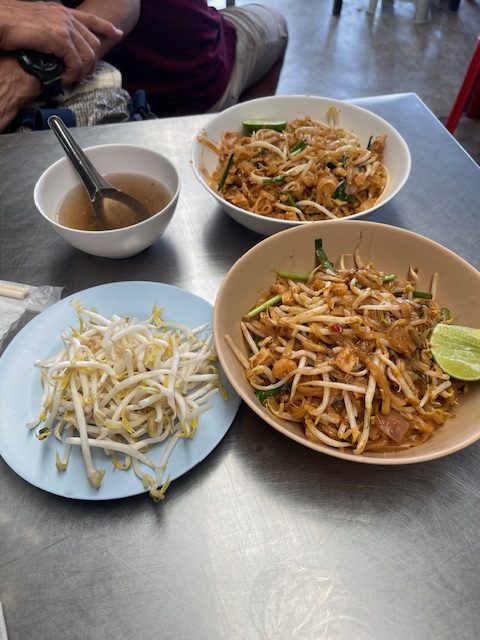 「The Pad Thai Shop」でパッタイ２種類をいただきました