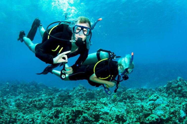 friends scuba dive together