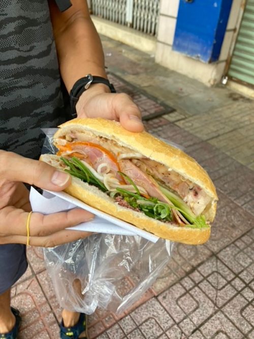 朝食は「ハイランズコーヒー」でバインミー