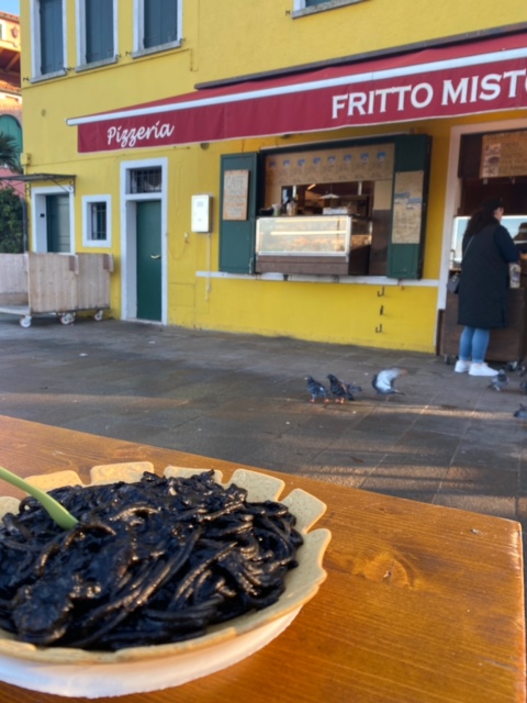 ランチは「Fritto Misto」にてイカ墨パスタを