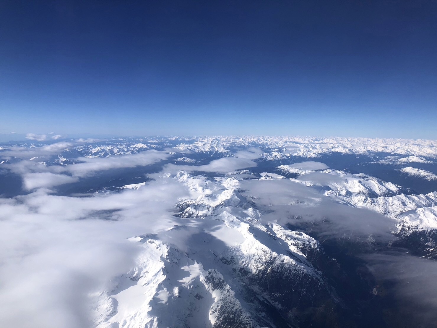 機内から。山登りが趣味なので、白い山の連なりに感動しました。